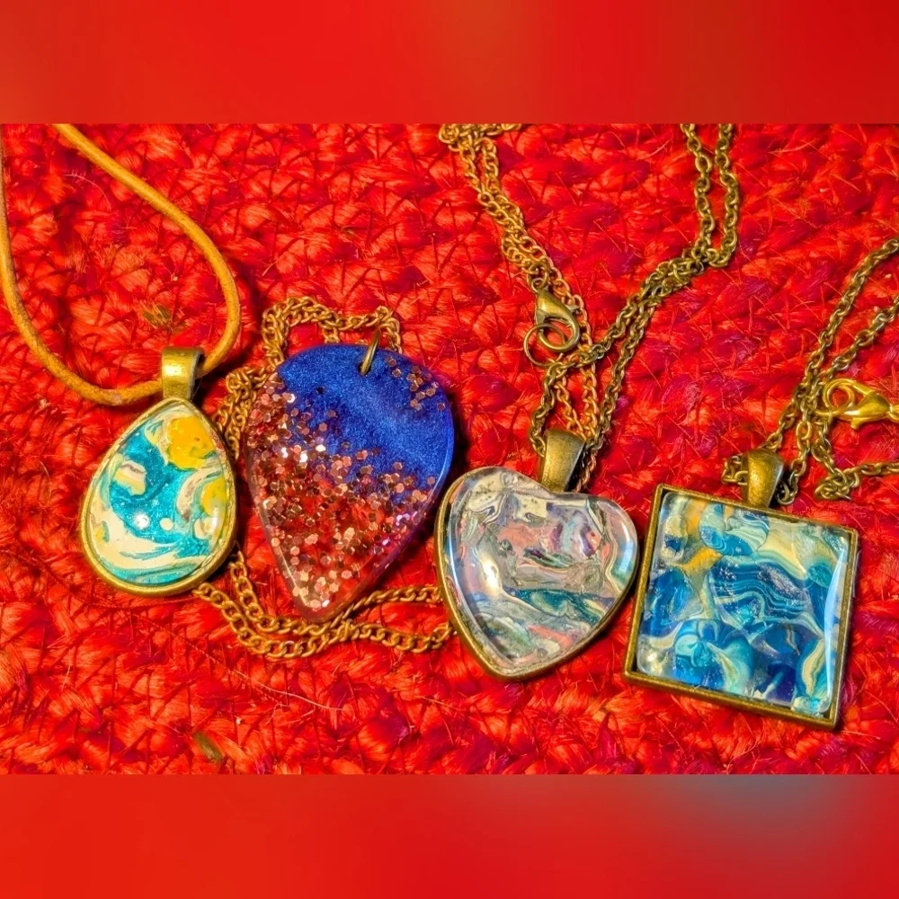 Handmade colorful fluid art heart necklace - Picture 3 of 4